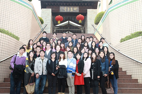 王老吉大健康共青团员神农草堂前合影