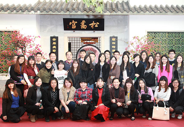 王老吉大健康共青团员在王老吉凉茶博物馆前合影