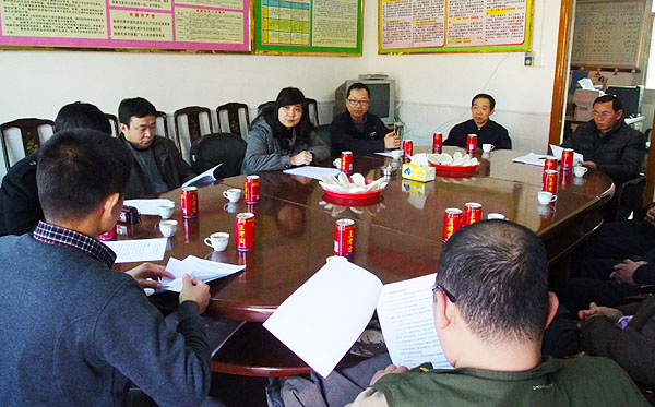 工会主席梁全心带领扶贫小组在小留村村委会与村镇干部进行座谈