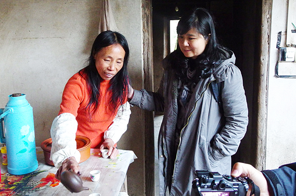 工会主席梁全心深入山区慰问五保户，并送上关心和春节慰问品