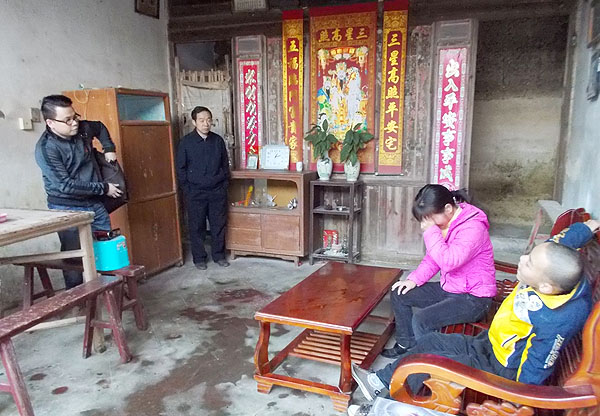 信息部同事为残疾儿童拍摄视频现场