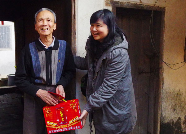 工会主席梁全心深入山区慰问五保户，并送上关心和春节慰问品