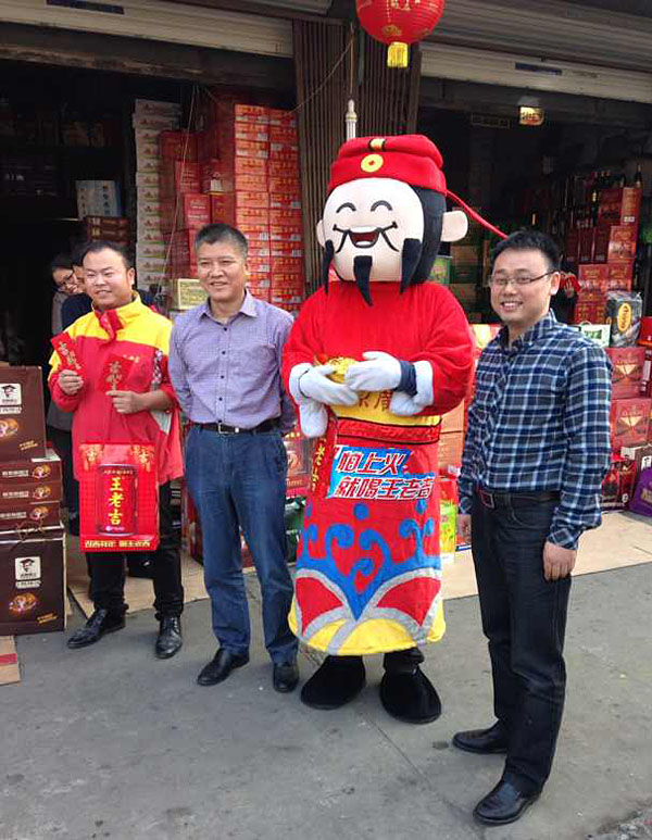 大年初二（2月1日）下午王老吉大健康总经理徐文流亲赴温州市区，对多个春节活动促销点进行走访