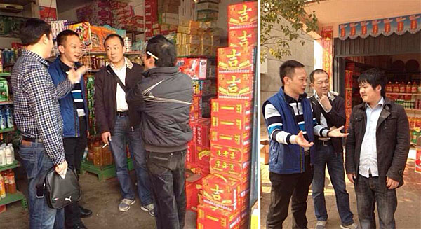 王老吉大健康副总经理鲁桂平走访江西新建县巿场，店老板在向鲁总介绍王老吉热卖的情况