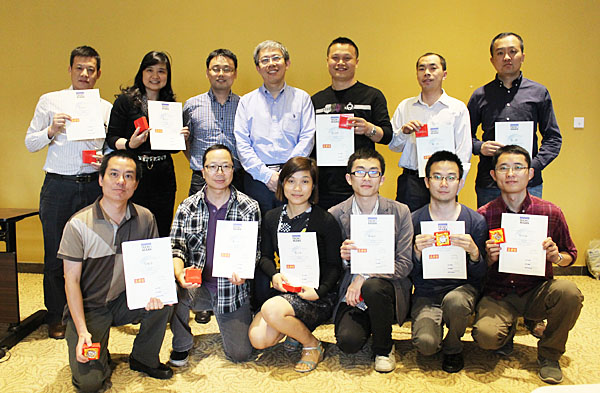 在管理实战模拟课程中获胜小组与讲师合照