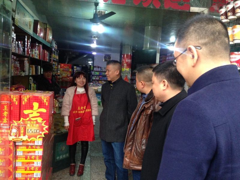 大年初二，王老吉大健康徐文流董事长一行人正在考察湖南株洲攸县市场，看望和慰问春节期间仍坚守在工作岗位的一线员工，亲切关怀、激励员工并送上新春的祝福