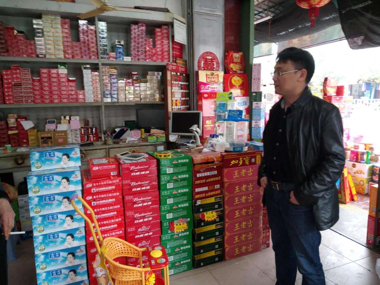 粤西市场方面：大年初二，营销中心副总经理徐有富走访潮州市，亲临一线指导市场工作，为员工送去公司的关怀和新春的祝福! 