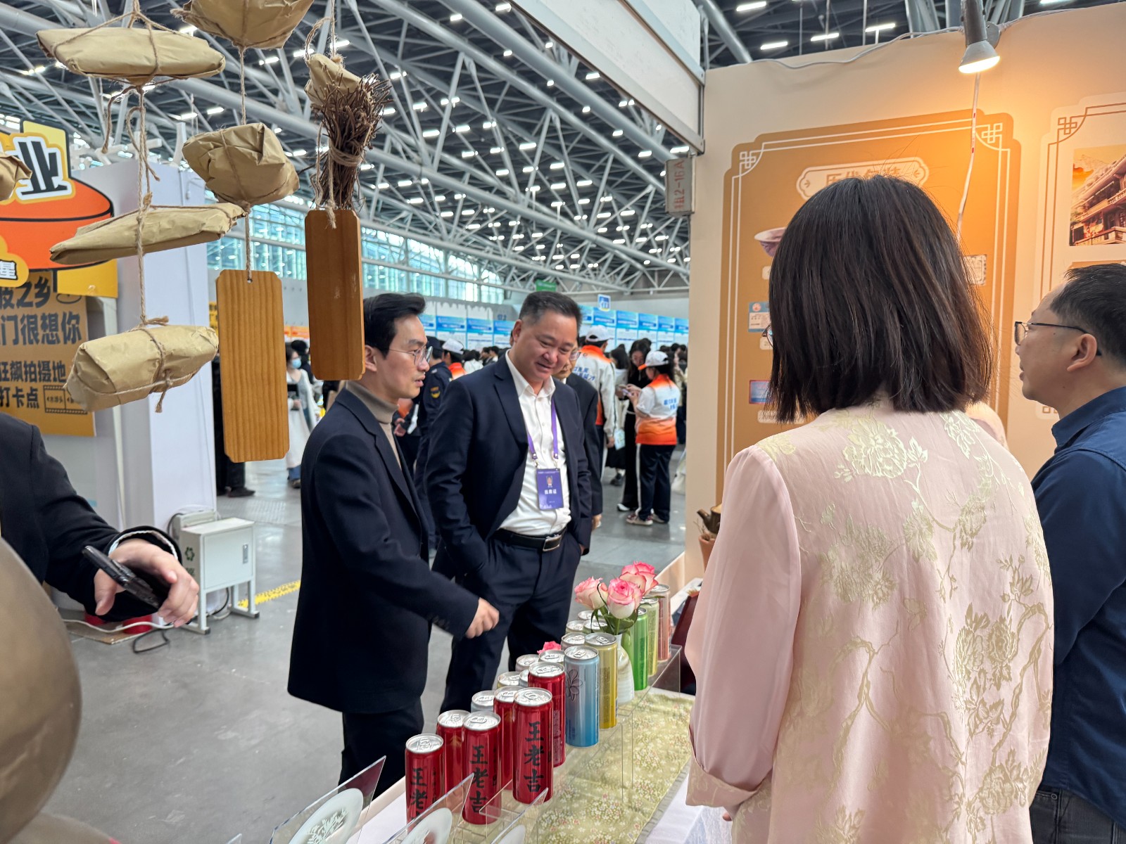 1、广药集团党委书记、董事长李小军在王老吉展区考察.jpg